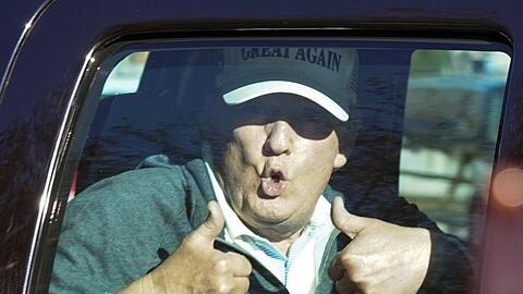 Donald Trump, Präsident der USA, gibt den Anhängern zwei Daumen hoch, als er nach dem Golfspiel im Trump National Golf Club verlässt.