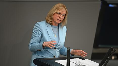 Unionsvize Andrea Lindholz spricht im Plenum des Parlaments.