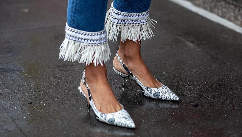 Für schickere Anlässe im Sommer eignen sich die angesagten Slingback-Pumps allemal. Für schickere Anlässe im Sommer eignen sich die angesagten Slingback-Pumps allemal.