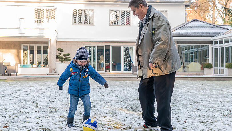 Jack White mit seinem Sohn Maximilian im Garten des Anwesens. Im Grundbuch des Hauses steht aber Whites Ex-Frau Janine. Jack White mit seinem Sohn Maximilian im Garten des Anwesens. Im Grundbuch des Hauses steht aber Whites Ex-Frau Janine.
