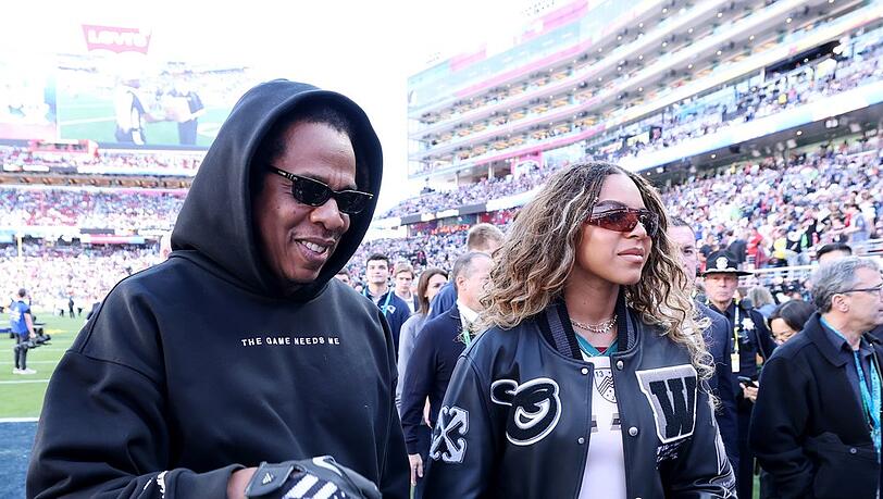 Auf den ersten Blick k&ouml;nnte es Beyonc&eacute; sein: Aber neben Jay-Z ist hier Tochter Blue Ivy Carter beim Super Bowl 2026 zu sehen.