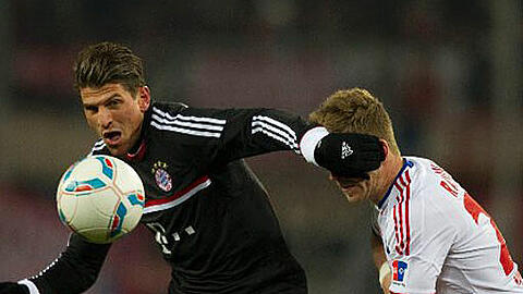 Zweikampf um den Ball: Mario Gomez vom FC Bayern und Slobodan Rajkovic vom Hamburger SV.