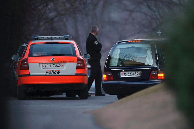 Trauer, Wut, Entsetzen: Nach dem schrecklichen Busunfall in der Schweiz mit 28 toten Menschen fallen sich Angehörige in die Arme, Freunde stellen Kerzen auf und besuchen Gottestdienste. Die Bilder