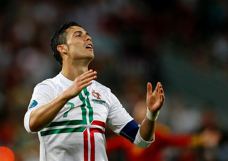 EM 2012: Halbfinalaus gegen Spanien. Wie bitter für Ronaldo - wieder gibt's keinen Titel mit Portugal. Diesmal scheiterte er im Elfmeterschießen an Spanien. Aber Cristiano hat nicht nur die Haare schön, keiner leidet so schön wie der Superstar von Real Madrid.