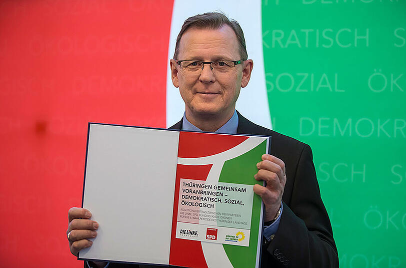 Bodo Ramelow (Die Linke) zeigt am 04.12.2014 im Erfurter Landtag den unterzeichneten Koalitionsvertrag. Bei der Ministerpräsidentenwahl am Freitag wollen die Abgeordneten von Linke, SPD und Grünen Bodo Ramelow zum bundesweit ersten Regierungschef der Linken machen.