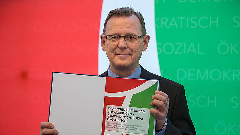 Bodo Ramelow (Die Linke) zeigt am 04.12.2014 im Erfurter Landtag den unterzeichneten Koalitionsvertrag. Bei der Ministerpräsidentenwahl am Freitag wollen die Abgeordneten von Linke, SPD und Grünen Bodo Ramelow zum bundesweit ersten Regierungschef der Linken machen. Bodo Ramelow (Die Linke) zeigt am 04.12.2014 im Erfurter Landtag den unterzeichneten Koalitionsvertrag. Bei der Ministerpräsidentenwahl am Freitag wollen die Abgeordneten von Linke, SPD und Grünen Bodo Ramelow zum bundesweit ersten Regierungschef der Linken machen.