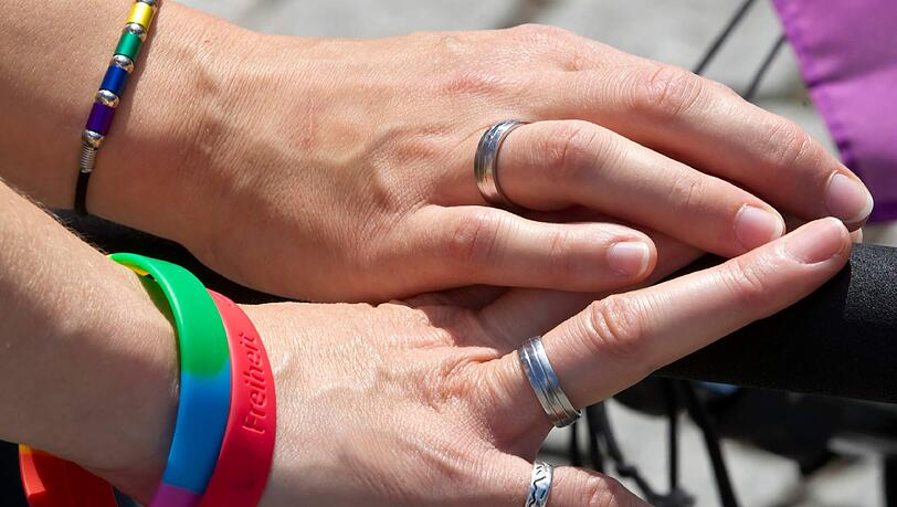 Zwei miteinander verheiratete Frauen halten auf dem Christopher Street Day in Weimar ihre Hände zusammen. Foto: Michael Reichel Zwei miteinander verheiratete Frauen halten auf dem Christopher Street Day in Weimar ihre Hände zusammen. Foto: Michael Reichel