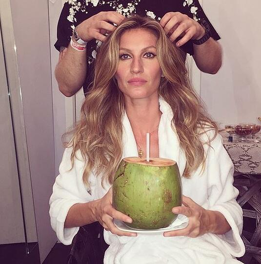 Tiefenentspannt: Supermodell Gisele Bündchen genießt ihr Kokosnuss in der Maske.