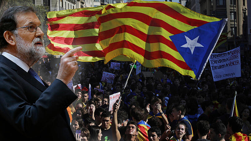 Spaniens Ministerpräsident Mariano Rajoy hat den Senat zur Entmachtung der nach Unabhängigkeit strebenden katalanischen Regionalregierung aufgefordert. Studierende, die die Unabhängigkeitsflagge Kataloniens schwenken, demonstrieren am 26.10.2017 in Barcelona.