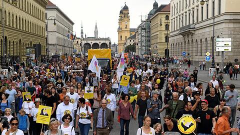 Das Thema "Bezahlbares Wohnen" treibt die Münchner weiter um - im September gingen dafür tausende Menschen auf die Straße.