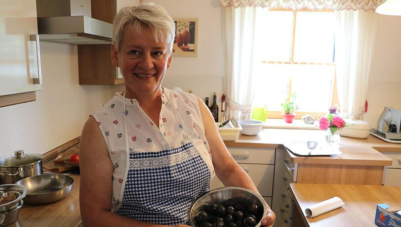 Christine Penker verwendet frische Pflaumen für den Kuchen. Christine Penker verwendet frische Pflaumen für den Kuchen.
