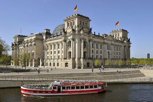 Ausflugsboot vor dem Reichstagsgebäude in Berlin