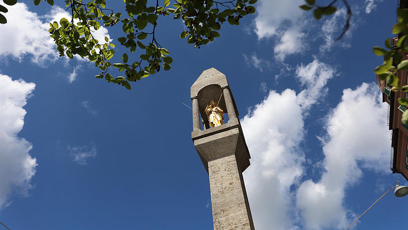 Das Pasinger Herz: die Mariensäule am Marienplatz. Das Pasinger Herz: die Mariensäule am Marienplatz.