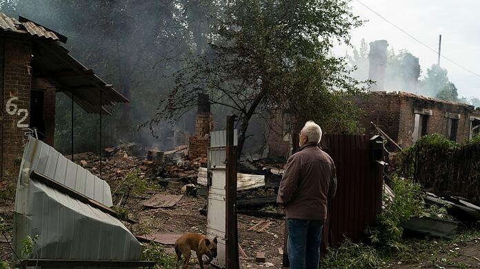 Ein von einem russischen Raketenangriff zerstörtes Haus im ostukrainischen Pokrowsk. Der 67-Jährige Oleksander Zaitsev trauert um seinen bei dem Angriff getöteten Freund.