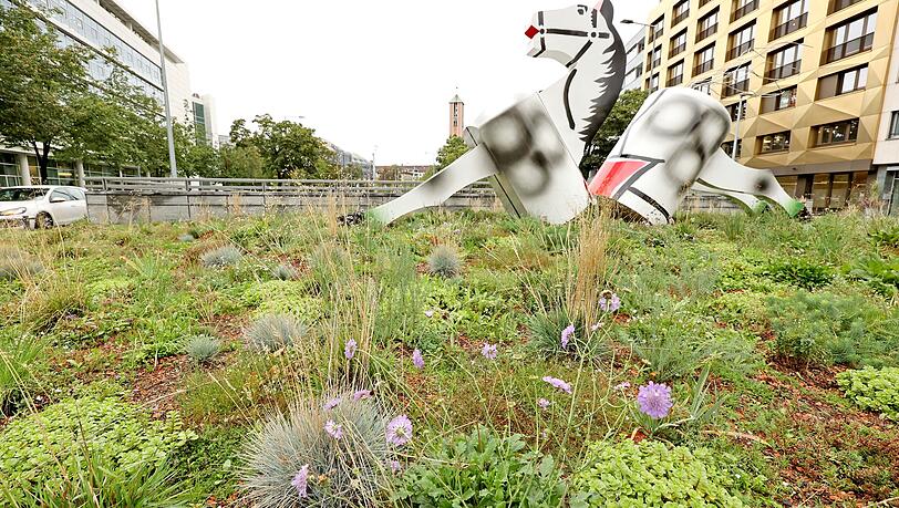 "PS (Horsepower)" von Alexandra Bircken thront seit 2024 über der westlichen Einfahrt des Altstadtringtunnels – das Kunstwerk kostete 270.000 Euro.