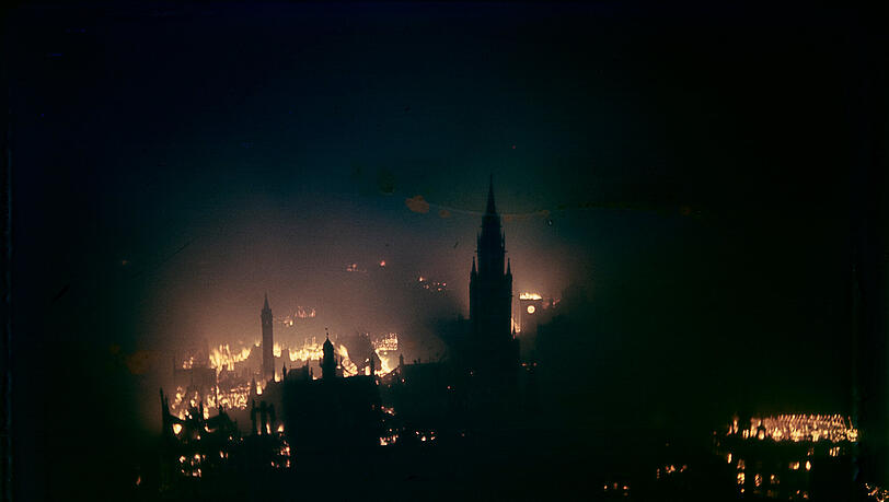 Clemens Bergmann fotografierte heimlich, meist von der Frauenkirche. Hier das Neue Rathaus vor brennender Stadt, 1943/1944, Farbdia. Clemens Bergmann fotografierte heimlich, meist von der Frauenkirche. Hier das Neue Rathaus vor brennender Stadt, 1943/1944, Farbdia.