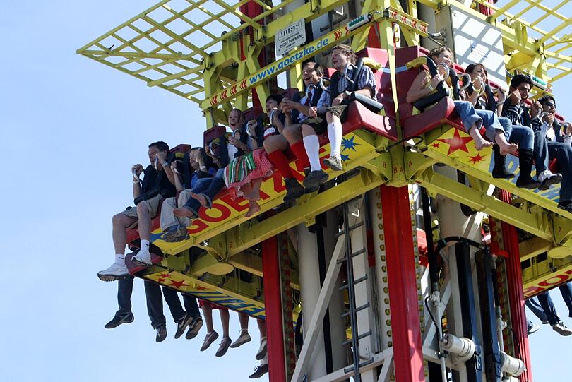 Für Bungee-Jumper und alle, die es werden möchten: der Freefall-Tower. Höhenangst sollte man bei ihm nicht haben, immerhin wird man per Druckluft gemeinsam mit 23 anderen Personen fast 50 Meter Hoch in die Luft geschleudert...