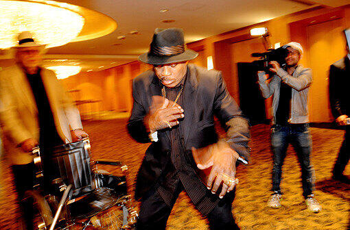 Vor einer Presskonferenz zeigt Joe Frazier seine Moves