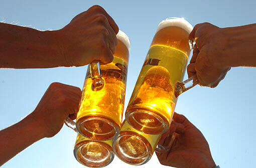 Tscheuschner stellte 36 Flaschen zu je 0,33 Litern vom
Weltrekordbier her. Hierfür wurden rund 350 Liter 16-prozentigen
Bockbieres als Grundsubstanz verbraucht.