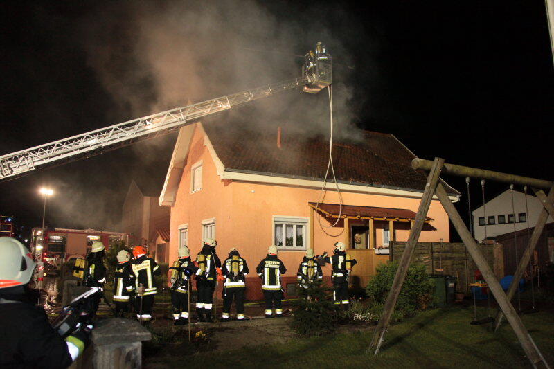 Ein Dachstuhl in Mettenheim steht in Flammen. Die Feuerwehr rückt mitten in der Nacht zum Löschen an. Die Bilder vom Einsatz.