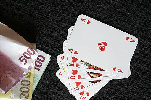 Einer illegalen Pokerrunde legte die Polizei in Obermenzing das Handwerk.