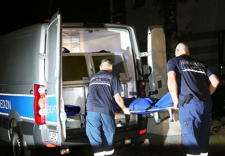 Familientragödie in Berlin: Ein Vater tötet seine Familie &ndash; Bringt Frau und zwei Kinder um und nimmt sich das Leben. Die Polizei vermutet hohe Schulden als Motiv. Die Bilder vom Tatort