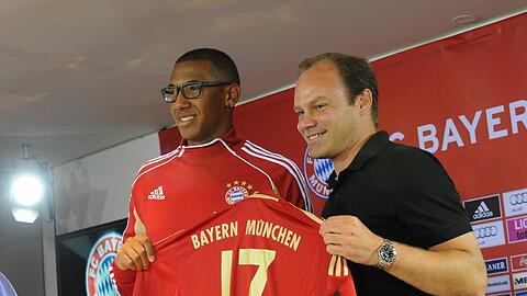 Christian Nerlinger (l.), damals noch Bayern-Manager, bei Jerome Boatengs (r.) Vorstellung in München.
