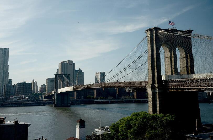 Die New Yorker Brooklyn Bridge soll für Fußgänger und Fahrradfahrer erweitert werden. Foto: Andrew Gombert/Archiv