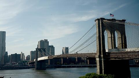 Die New Yorker Brooklyn Bridge soll für Fußgänger und Fahrradfahrer erweitert werden. Foto: Andrew Gombert/Archiv