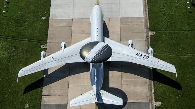 Ein AWACS-Aufklärungsflugzeug der NATO landet in Hamburg auf dem Flughafen Fuhlsbüttel.