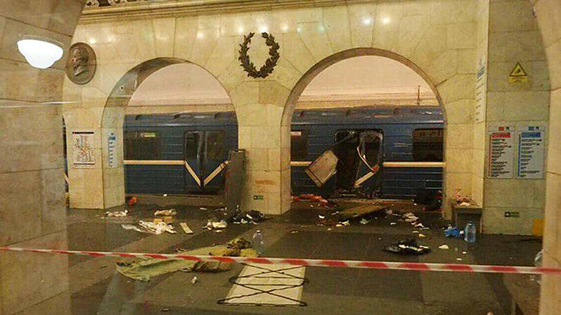 Durch die Wucht der Explosion wurden Türen und Fenster des U-Bahn-Waggons zerstört.
