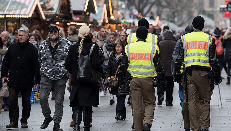 Polizisten überwachen die Weihnachtsmärkte in ganz Bayern - auch hier in München.
