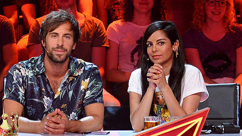 Collien Ulmen-Fernandes (hier neben Rate-Kollege Max Giesinger) hat zwei Favoriten im "Masked Singer"-Finale