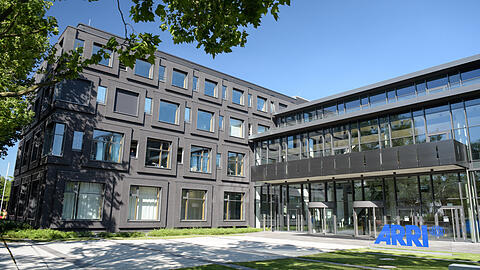Auf einem 10 600 Quadratmeter großen Grundstück in der Parkstadt Schwabing hat das Filmtechnikunternehmen seinen neuen Hauptsitz.