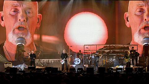 Die Santiano-Stammbesetzung minus Eins (vorne, von links): Axel Stosberg, Björn Both, Pete Sage. Zur Tour-Band gehören auch Schlagzeuger Manne Uhlig, Gitarrist Dirk Schlag und der auch Akkordeon spielende Keyboarder Arne Wiegand.