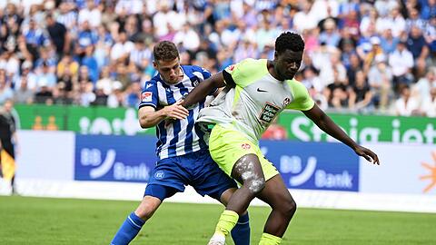 Ragnar Ache (r) und der FCK trennten sich von Leon Jensen und dem KSC mit 1:1.