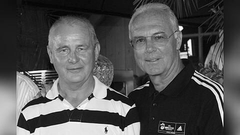 Bernd Hölzenbein (l.) und sein Kapitän von 1974, Franz Beckenbauer. Beide weilen seit diesem Jahr nicht mehr unter uns.
