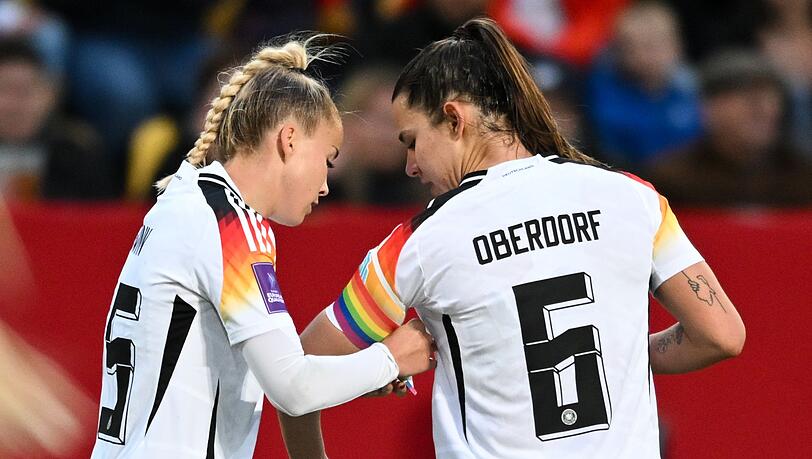 Giulia Gwinn (l.) trägt die Regenbogenbinde bei der EM