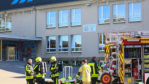 Laut Feuerwehr klagte zun&auml;chst eine Lehrkraft &uuml;ber Kreislaufprobleme und &Uuml;belkeit, sp&auml;ter meldeten sich etwa zehn Sch&uuml;lerinnen und Sch&uuml;ler mit &auml;hnlichen Beschwerden.