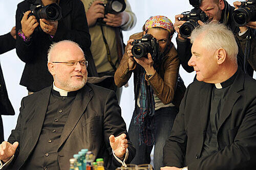 Der Erzbischof von München und Freising, Reinhard Marx (l),im Gespräch mit dem Regensburger Bischof Gerhard Ludwig Müller.