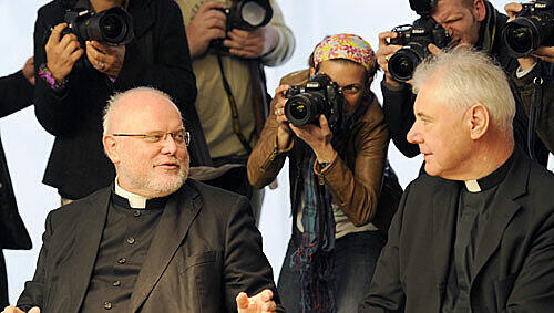 Der Erzbischof von München und Freising, Reinhard Marx (l),im Gespräch mit dem Regensburger Bischof Gerhard Ludwig Müller. Der Erzbischof von München und Freising, Reinhard Marx (l),im Gespräch mit dem Regensburger Bischof Gerhard Ludwig Müller.