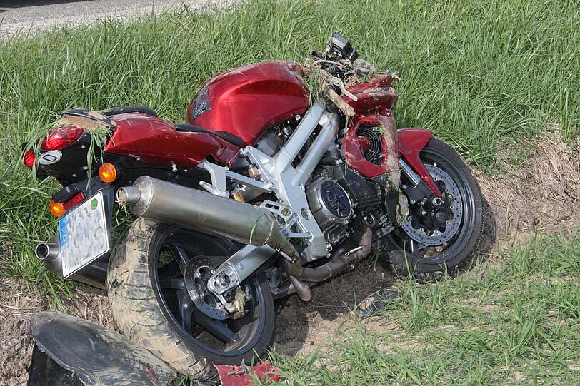 Zwischen Jettenbach und dem Garser Bahnhof im Landkreis Mühldorf ist am Samstag Nachmittag ein Motorradfahrer verletzt worden.