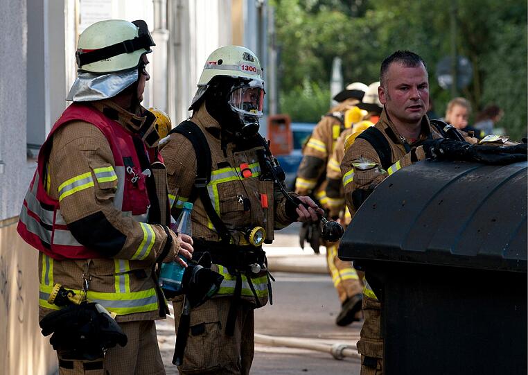 Nach einem Hausbrand: Die Feuerwehr ist im Einsatz. (Szenebild)