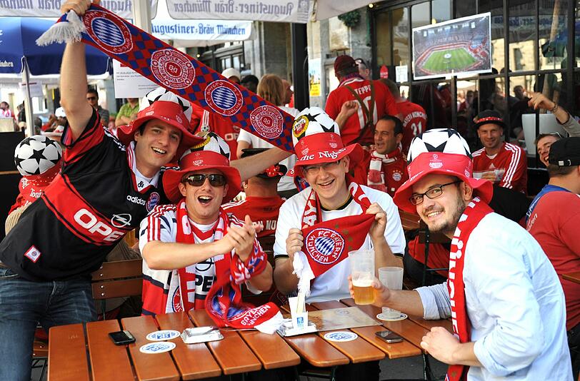 Party-Stimmung, gute Laune, Siegesgewissheit: Hier feiern sich die Bayern-Fans in den Ausnahmezustand. Die besten Bilder zum Durchklicken!