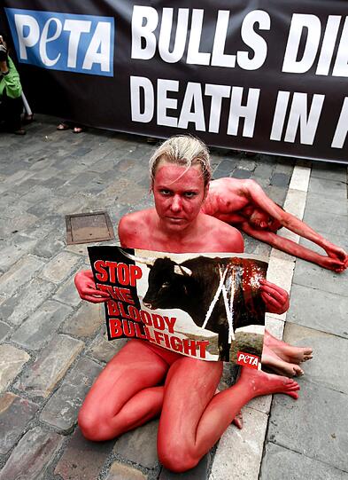 Vor allem gegen den Stierlauf gehen die Protestler auf die Barrikaden - dabei werden die Tiere oftmals in ihren Ställen mit Stromschlägen gereizt, bevor sie völlig panisch und verängstigt in der Innenstadt auf die Menschenmassen losgelassen werden. Nicht selten verletzen sich die Tiere schwer, regelmäßig kommen bei der traditionellen Hatz auch Menschen zu Schaden - die unangenehme Seite der Fiesta...