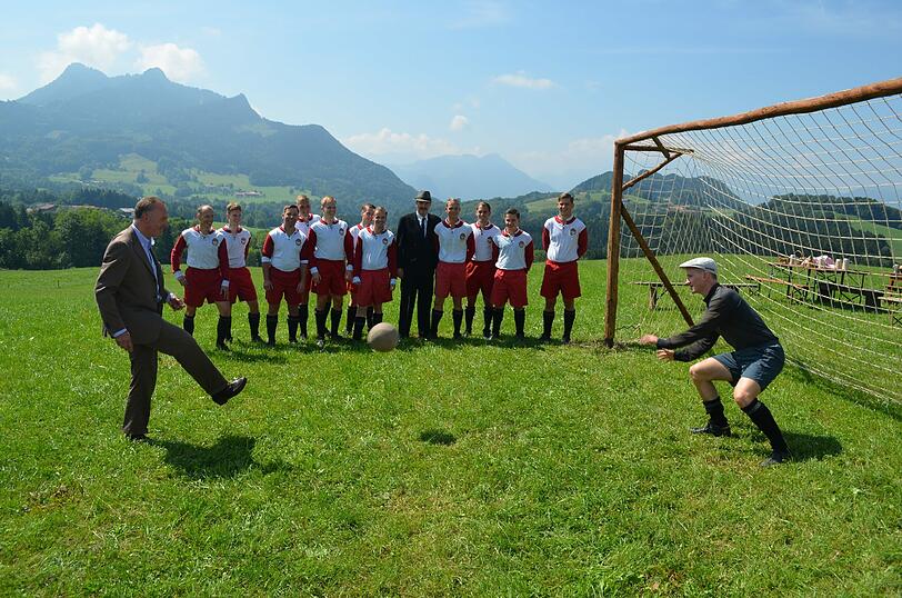 Trat sogar selbst ein paar historische Bälle: Karl-Heinz Rummenigge beim Landauer-Dreh in Samerberg &ndash; Die Bilder.