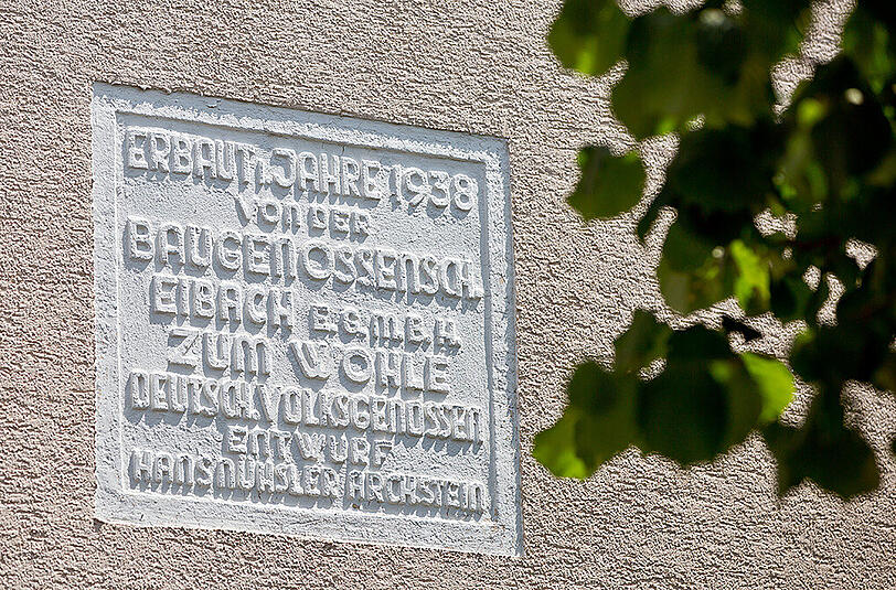 Eine Inschrift, in der es unter anderem "Zum Wohle deutsch. Volksgenossen." heißt an einem Wohnhaus in Nürnberg. Die Inschrift an dem Haus ist jahrzehntelang nicht aufgefallen.