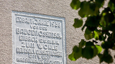 Eine Inschrift, in der es unter anderem "Zum Wohle deutsch. Volksgenossen." heißt an einem Wohnhaus in Nürnberg. Die Inschrift an dem Haus ist jahrzehntelang nicht aufgefallen.