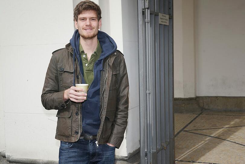 Nicolai mit Kaffee.