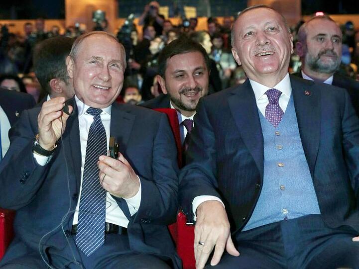 Da lachen die mächtigen Männer: Wladimir Putin und der türkische Präsident Recep Tayyip Erdogan bei der Eröffnung der Erdgas-Pipeline "Turkish Stream".